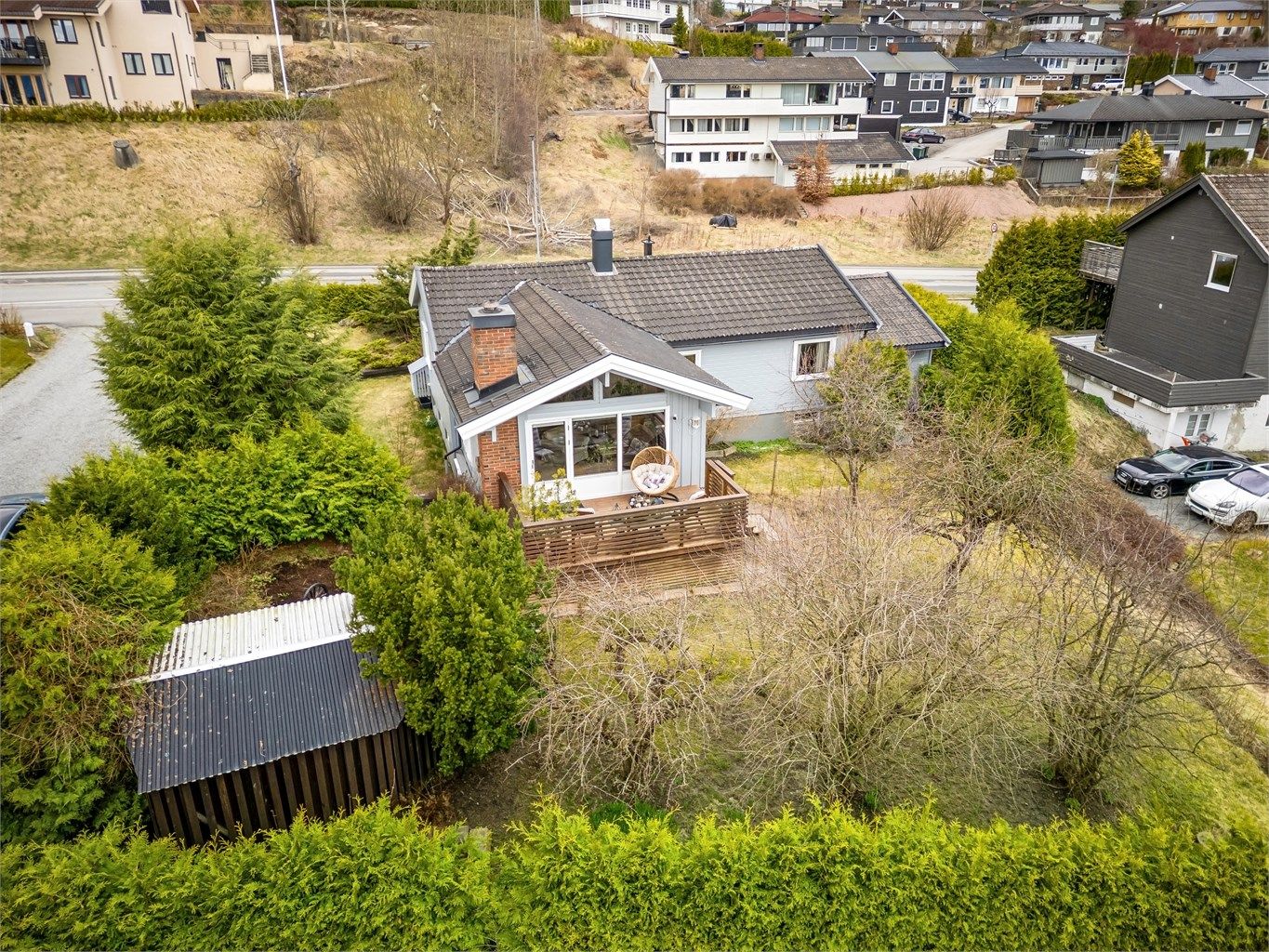 Hagen består bl.a. av plenarealer, trær, frukttrær (eple og pære), prydbusker og diverse beplantninger.