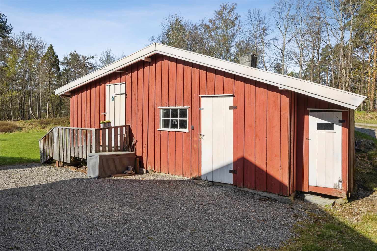 Uthus med god lagringskapasitet, perfekt for både hobby/verksted og praktisk bruk.