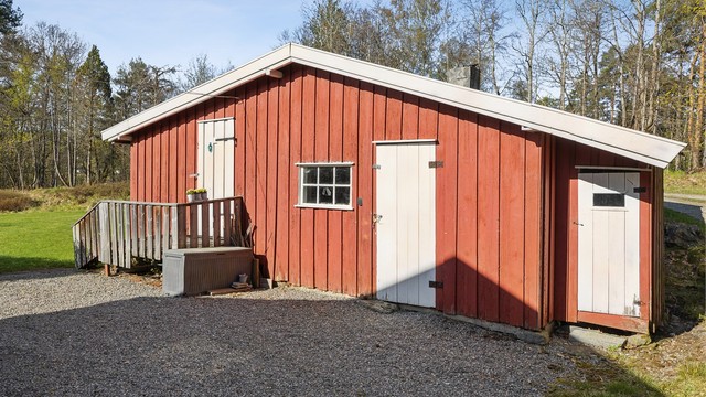Uthus med god lagringskapasitet, perfekt for både hobby/verksted og praktisk bruk.