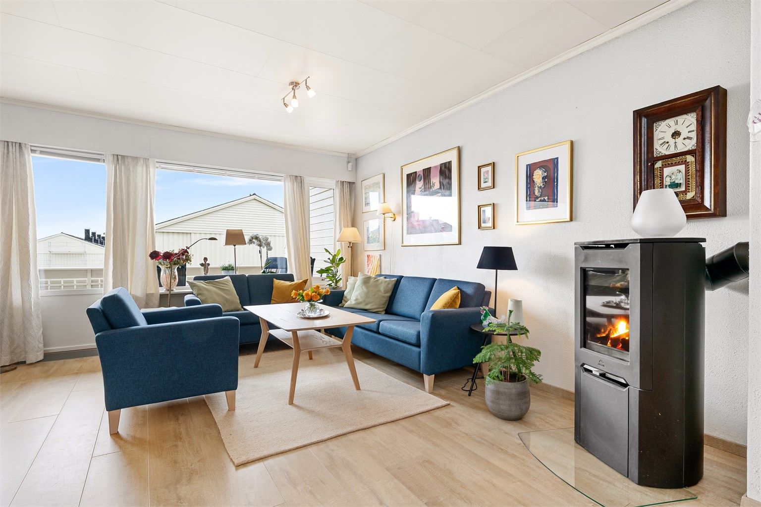 Stuen har god plass til både en stor sofagruppe og spisebord.