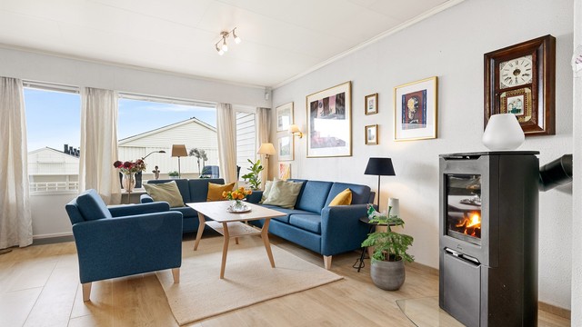 Stuen har god plass til både en stor sofagruppe og spisebord.