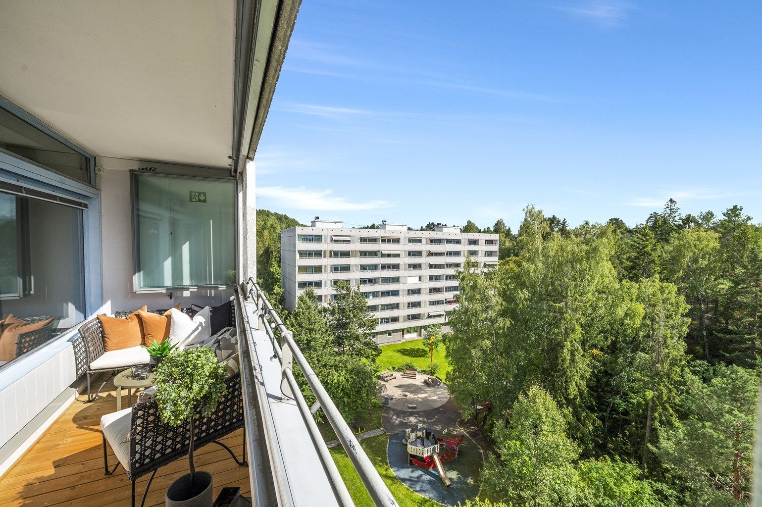  Dette er den perfekte leiligheten for deg som ønsker enkel og rask tilgang til det meste sentrum har å by på - samtidig som du kan trekke deg godt tilbake med skjermet beliggenhet