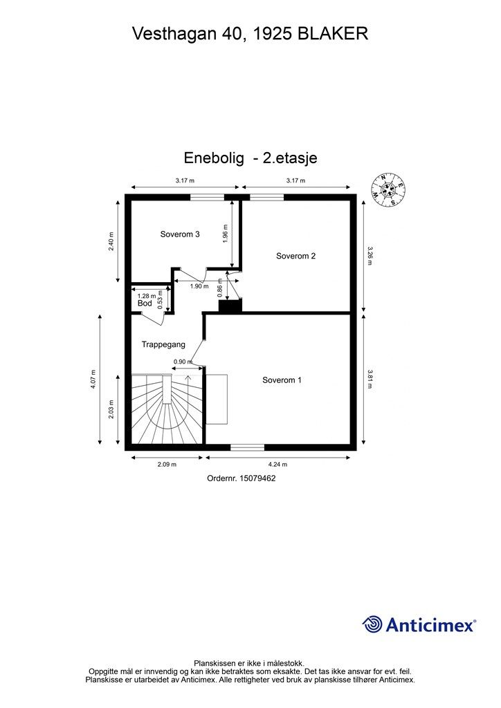 Andre etasje inneholder tre soverom og en praktisk innvendig bod.