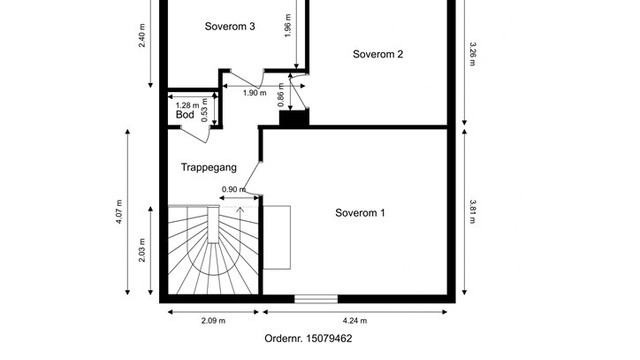 Andre etasje inneholder tre soverom og en praktisk innvendig bod.