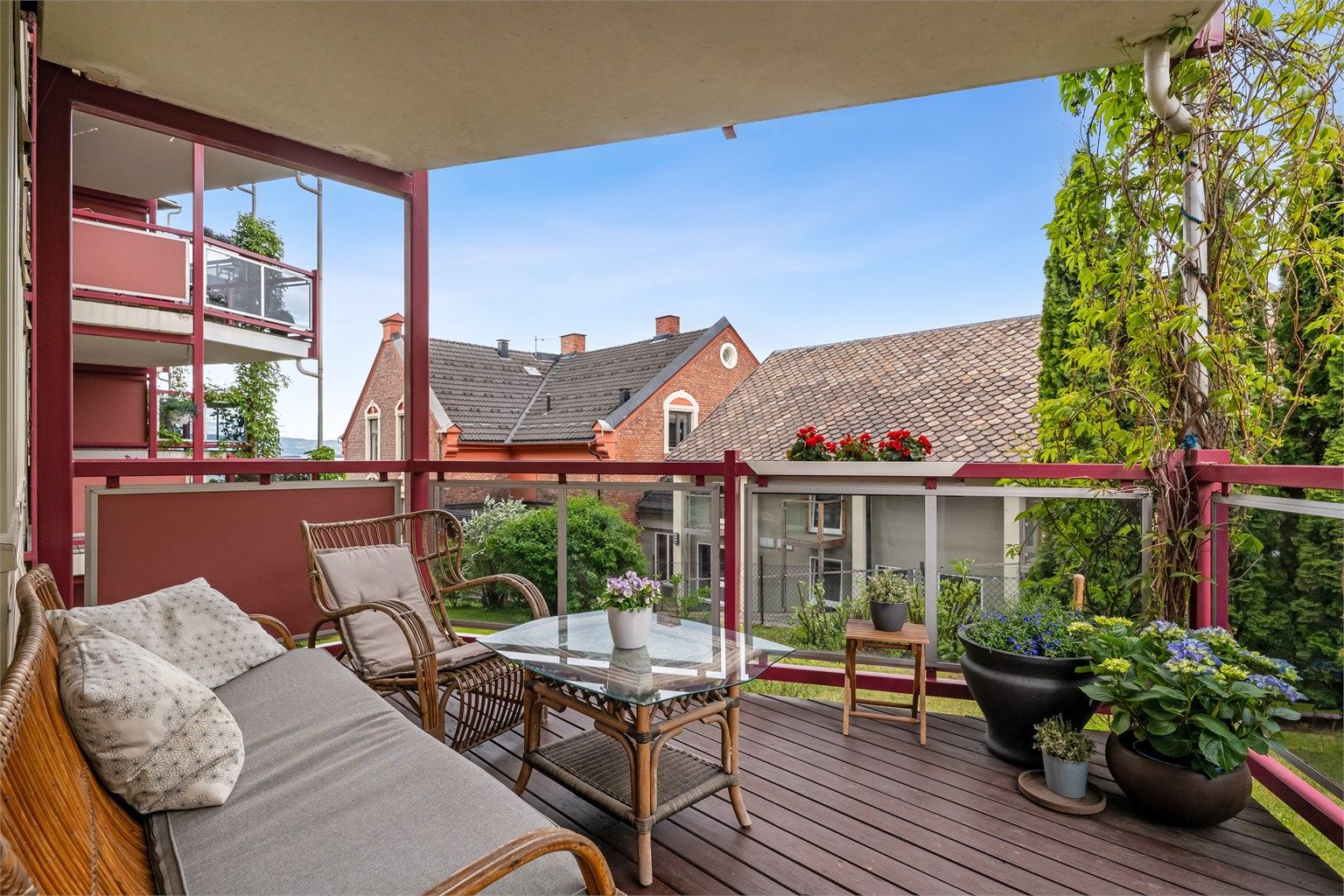 Fra balkongen har man utsyn ut til bakgården med eldre bebyggelse og karakteristiske takflater som gir en koselig atmosfære.