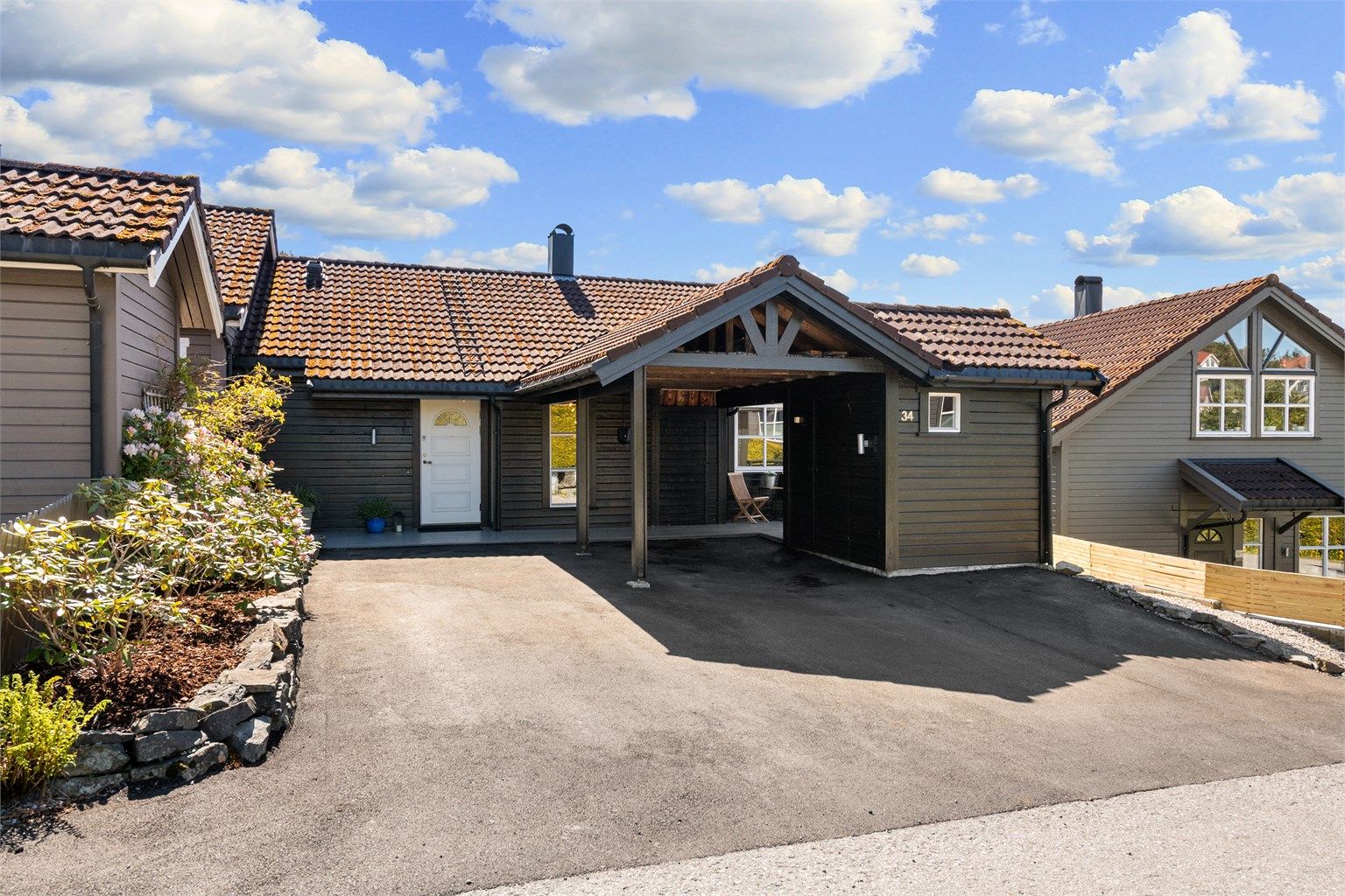 Parkering i egen carport med installert elbillader.