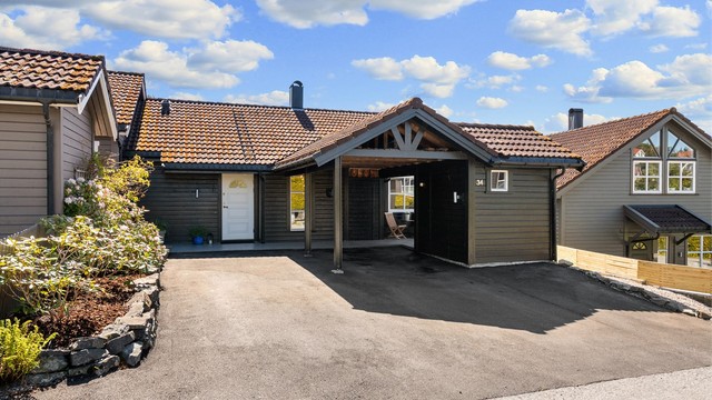 Parkering i egen carport med installert elbillader.