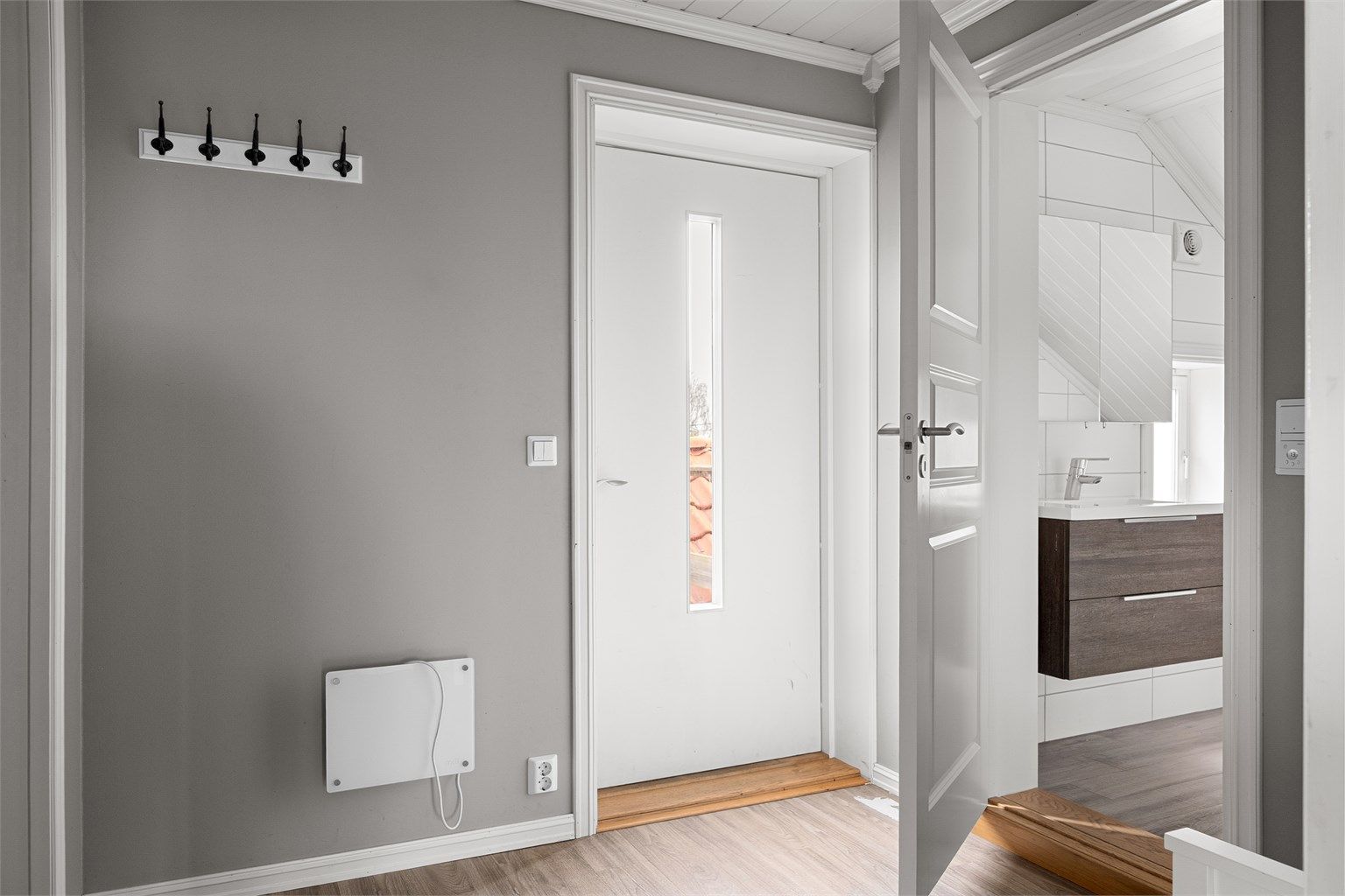 Inngangsdøren og leilighetens vinduer ble alle skiftet ut i 2015.