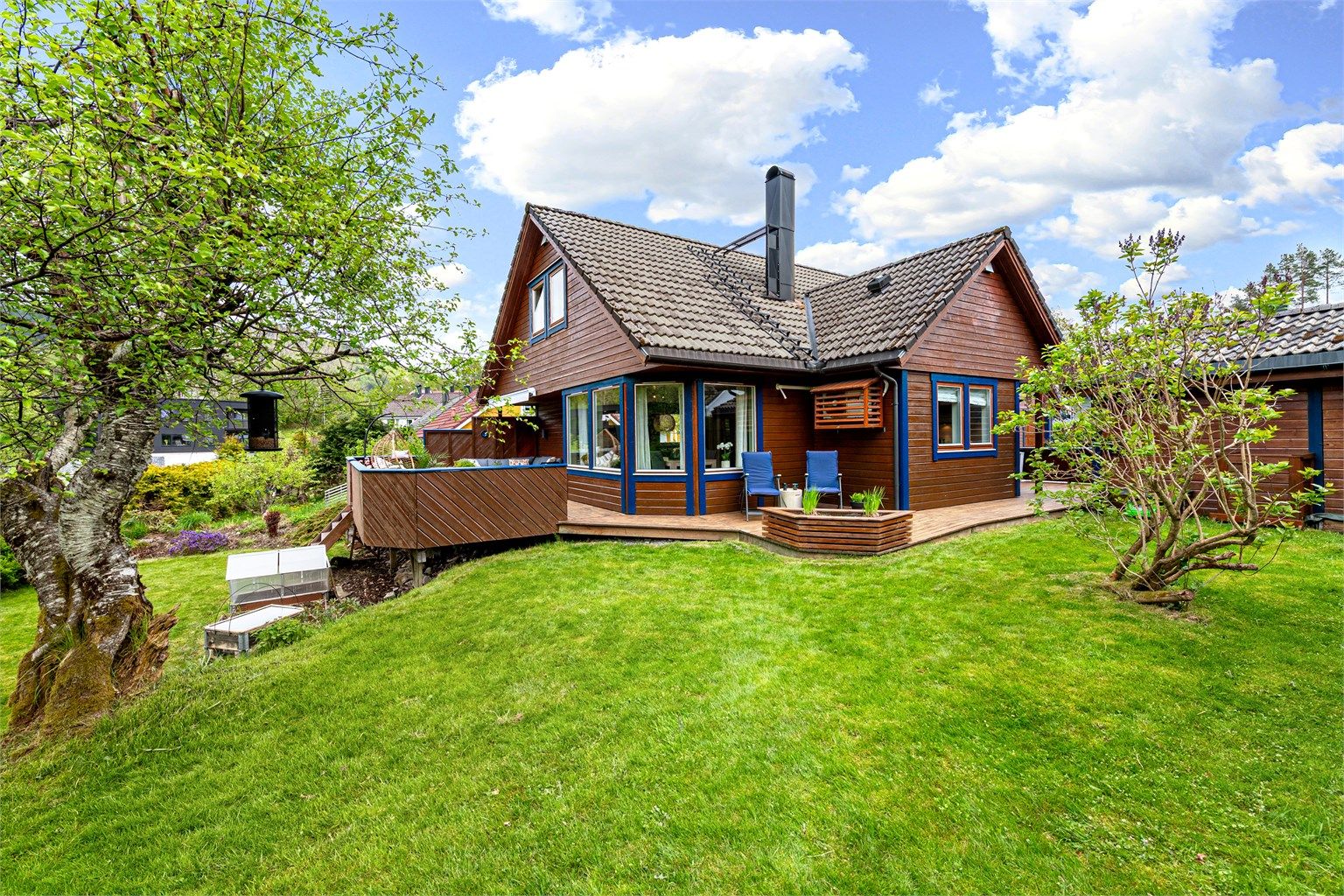 Velkommen til Storhaugen 42, til tiltalende og innholdsrik enebolig på 2 etasjer i et attraktivt boligområde på Emblem - presentert av Daglig leder/Eiendomsmegler Preben Willmannn