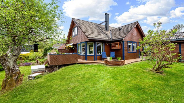 Velkommen til Storhaugen 42, til tiltalende og innholdsrik enebolig på 2 etasjer i et attraktivt boligområde på Emblem - presentert av Daglig leder/Eiendomsmegler Preben Willmannn