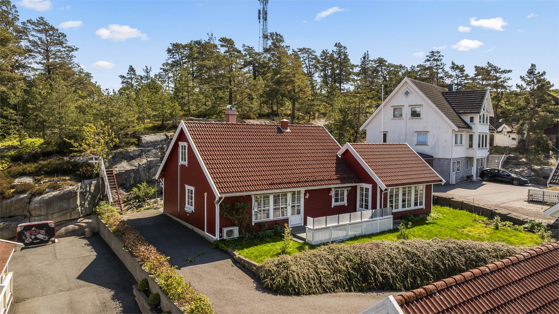 Velkommen til denne sjarmerende eneboligen i Hollenderåsen
