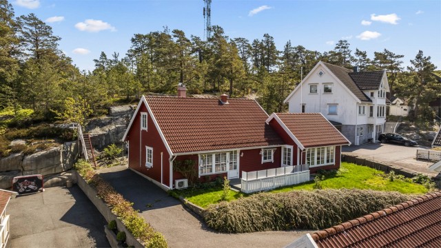 Velkommen til denne sjarmerende eneboligen i Hollenderåsen