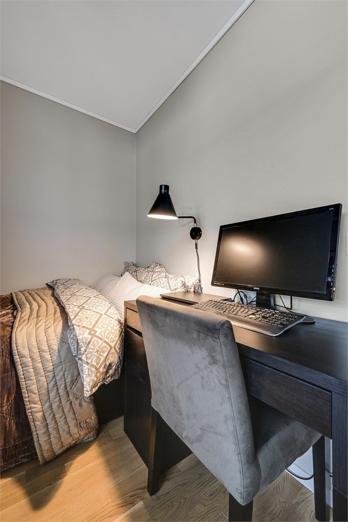 Kan innredes med seng, pult og tilhørende garderobeløsning. 