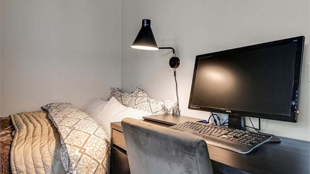 Kan innredes med seng, pult og tilhørende garderobeløsning.