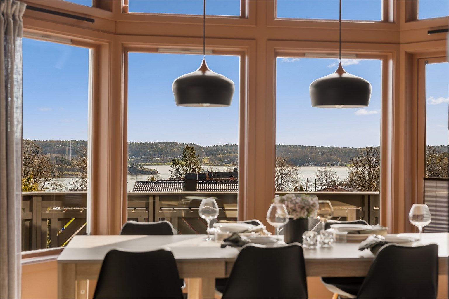 Fin og oppgradert familiebolig med gode solforhold og en fantastisk utsikt over sjø og land!