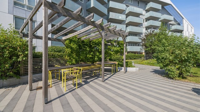 Felles uteområder er pent opparbeidet med sittegrupper og beplantning.