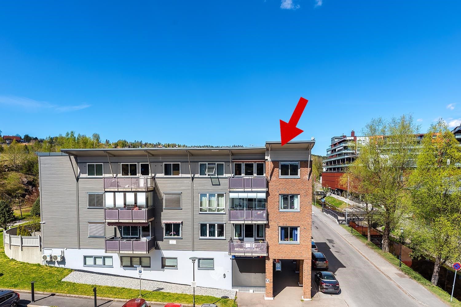 Leilgheten ligger på hjørnet i toppetasjen med gangavstand til alle servicetilbud i sentrum