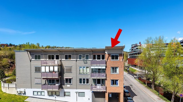 Leilgheten ligger på hjørnet i toppetasjen med gangavstand til alle servicetilbud i sentrum