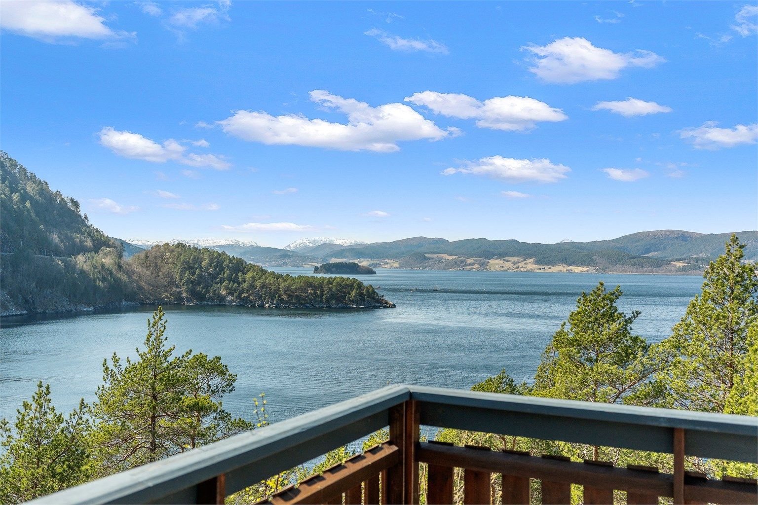 Panoramautsikt over fjord og omkringliggende landskap – her får du virkelig følelsen av å være tett på naturen. Selger opplyser om solgang fra ca. kl. 08:00-22:30 på sommerstid.