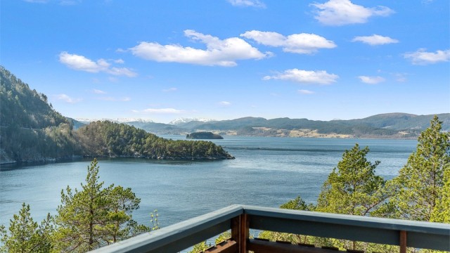 Panoramautsikt over fjord og omkringliggende landskap – her får du virkelig følelsen av å være tett på naturen. Selger opplyser om solgang fra ca. kl. 08:00-22:30 på sommerstid.