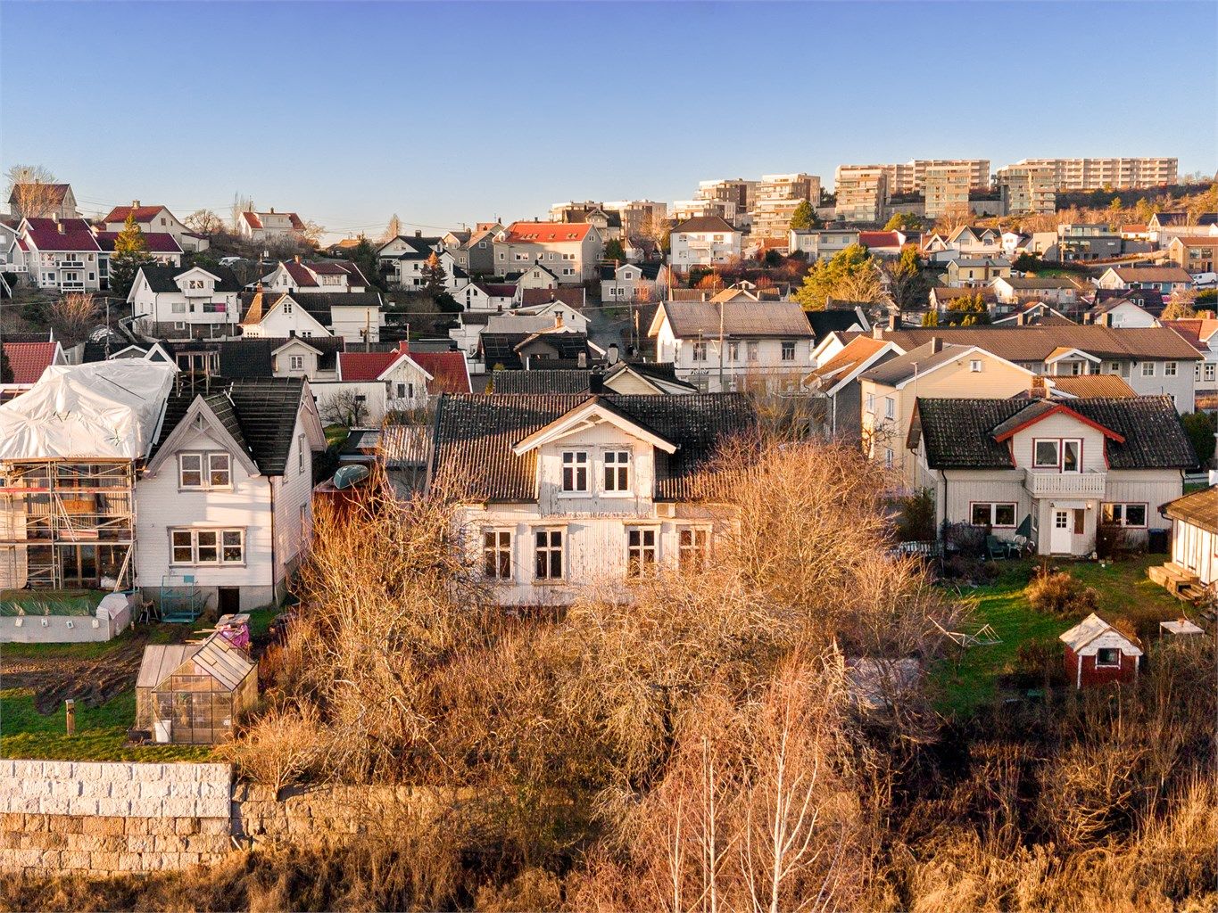 Eiendommen er SEFRAK-registrert. Boligen har et betydelig vedlikeholdsetterslep. Omfattende oppgraderinger må påregnes. Fotograf; Kristoffer Kristiansen.