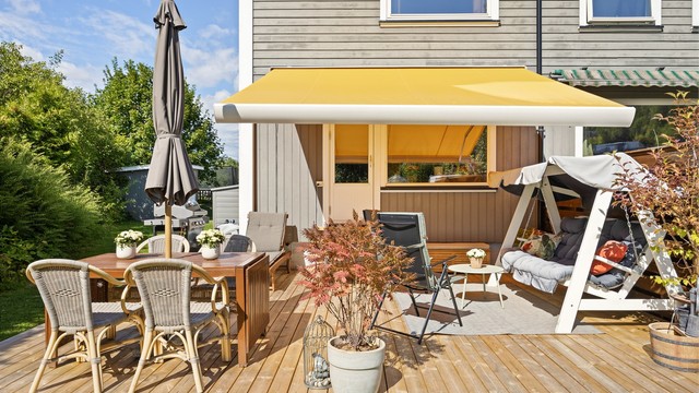 Den store terrassen er utstyrt med en nyere, bred markise.