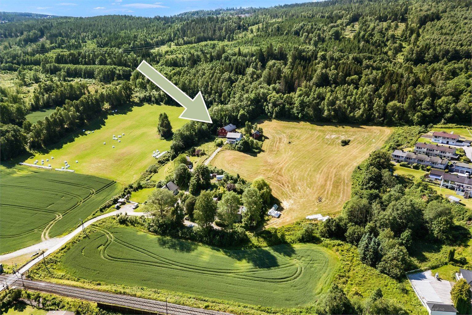 En innholdsrik eiendom med bolig på 203 kvm, låve på ca. 160 kvm og uthus på 67 kvm.
Foto: Knipzet AS - Emmy af Geijerstam