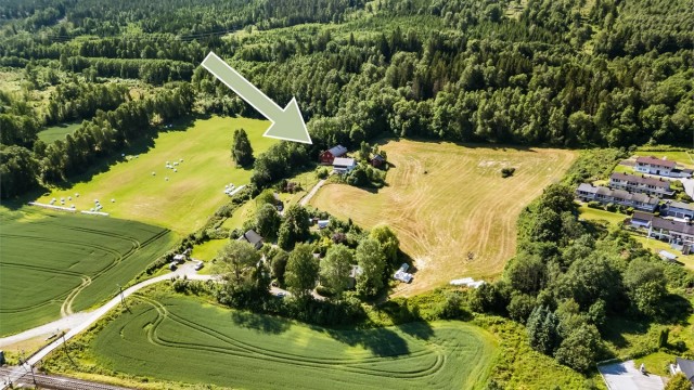 En innholdsrik eiendom med bolig på 203 kvm, låve på ca. 160 kvm og uthus på 67 kvm.
Foto: Knipzet AS - Emmy af Geijerstam