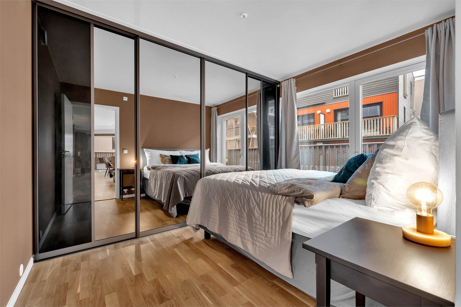 Hovedsoverommet har et stort skyvedørsgarderobeskap med god lagringsplass