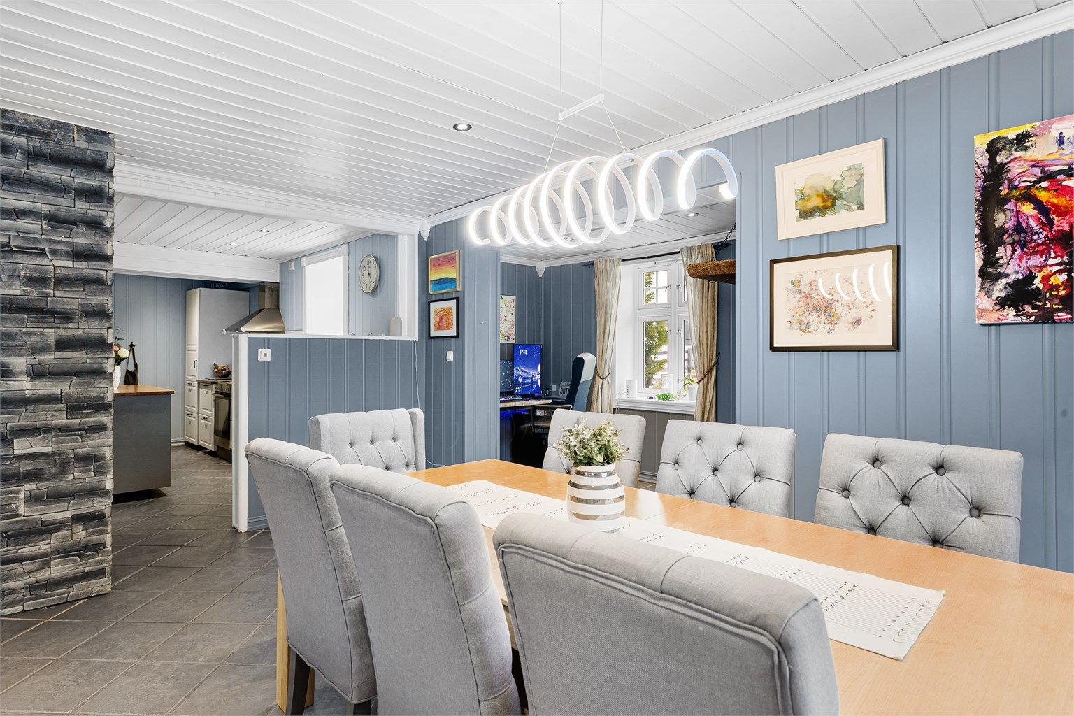 Åpen løsning mellom stue og kjøkken