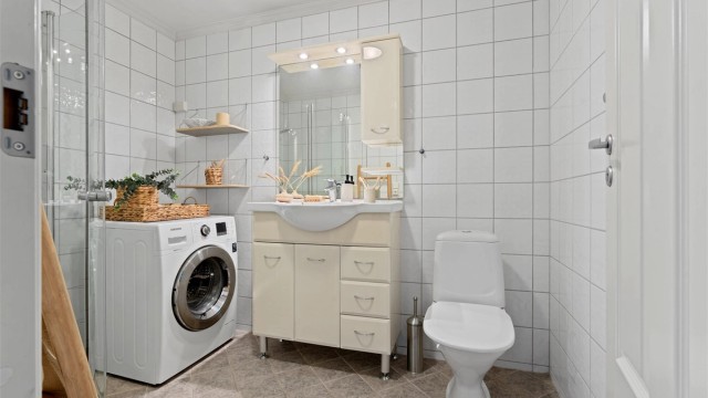 Badet er fra 2010/2011. Gulvet og veggene er flislagt, gulvet har også varme. Bilde er tatt fra forrige salg
