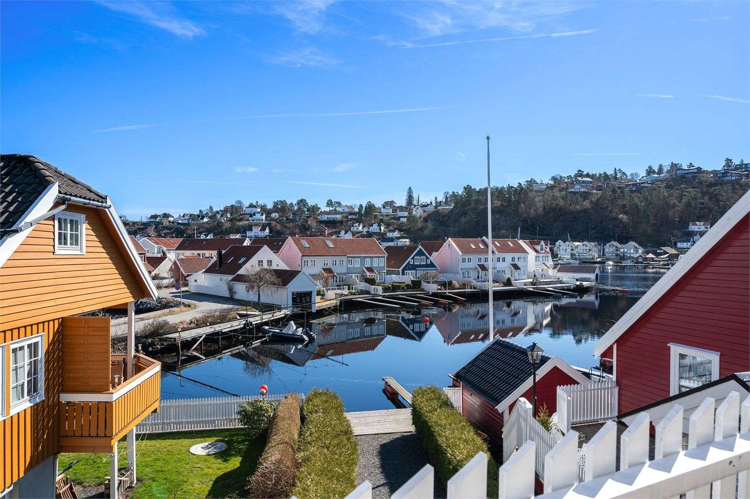 Strømsbuneset 9 B -Fint beliggende i 1. etasje med direkte adkomst til solrik hage hvor det er flott utsikt mot byfjorden, Ternholmen og Hisøy.