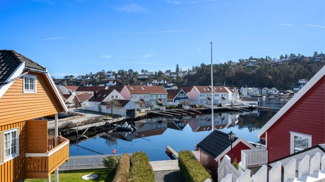 Strømsbuneset 9 B -Fint beliggende i 1. etasje med direkte adkomst til solrik hage hvor det er flott utsikt mot byfjorden, Ternholmen og Hisøy.