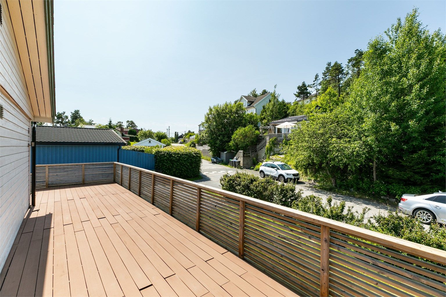 Orientering mot syd og vest gjør terrassen solfylt dagen gjennom.