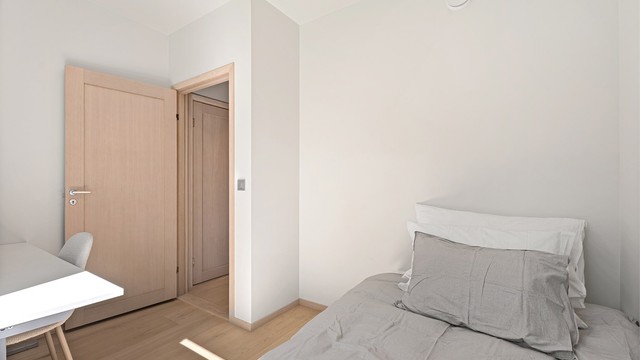 Plass til både seng og kontorpult, eller evt. ytterligere garderobe ved behov