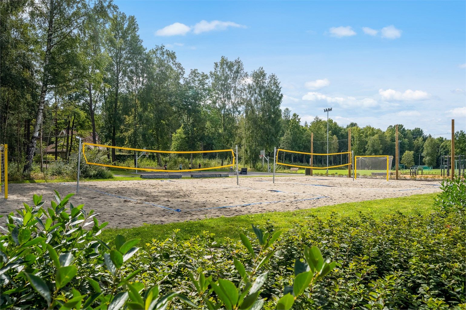 I tillegg til fotball og friidrett, finnes det også sandvolleyballbaner ved idrettsanlegget.