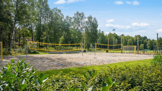 I tillegg til fotball og friidrett, finnes det også sandvolleyballbaner ved idrettsanlegget.
