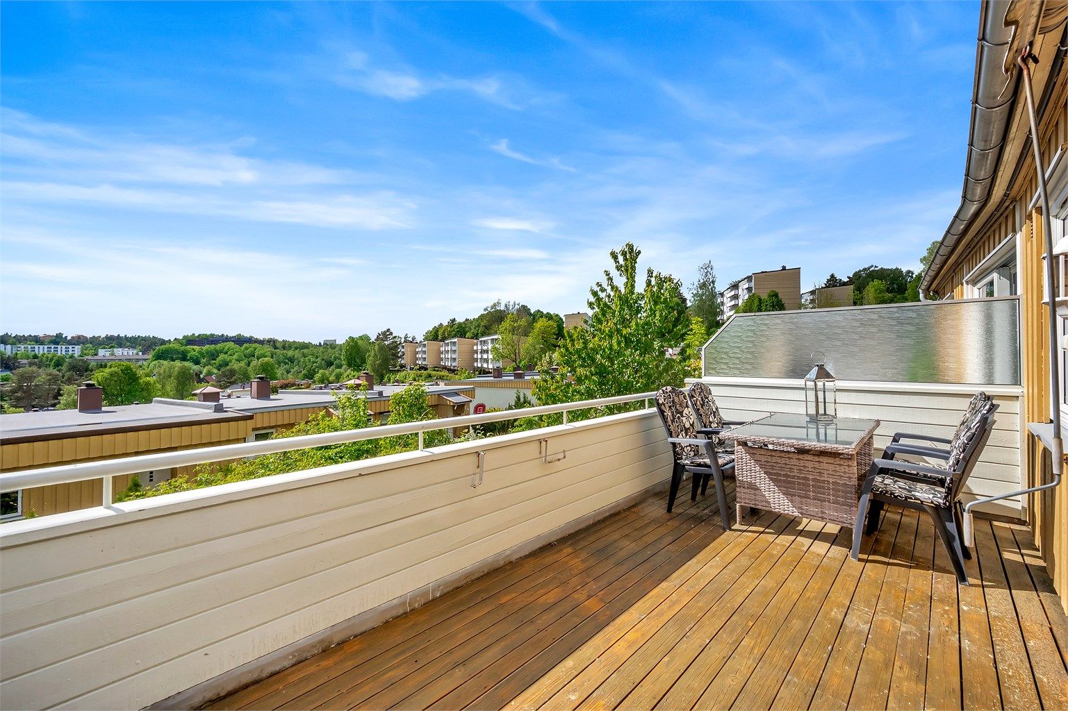 Utgang fra stue til sydvestvendt balkong på 14 kvm.