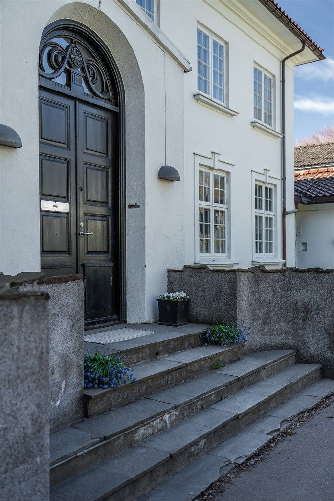 Inngangspartiet er fra gaten, her kommer man inn i entréen og videre inn i en lys hall med tilkomst til rommene i 1. etasje og trappeløp opp til 2. etasje og ned til kjelleretasjen.
