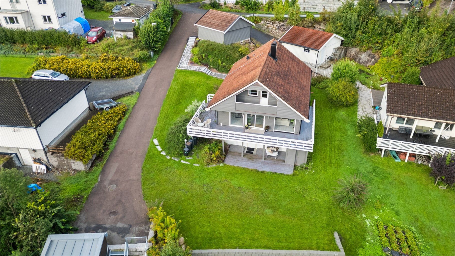 innholdsrik enebolig med hybel med mulighet for utleie. Boligen ligger i en barnevennlig blindvei.