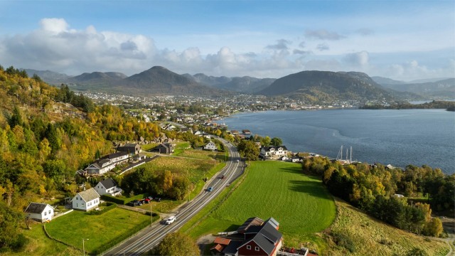 Få minutters kjøring til Jørpeland sentrum med butikker, skoler og servicetilbud.