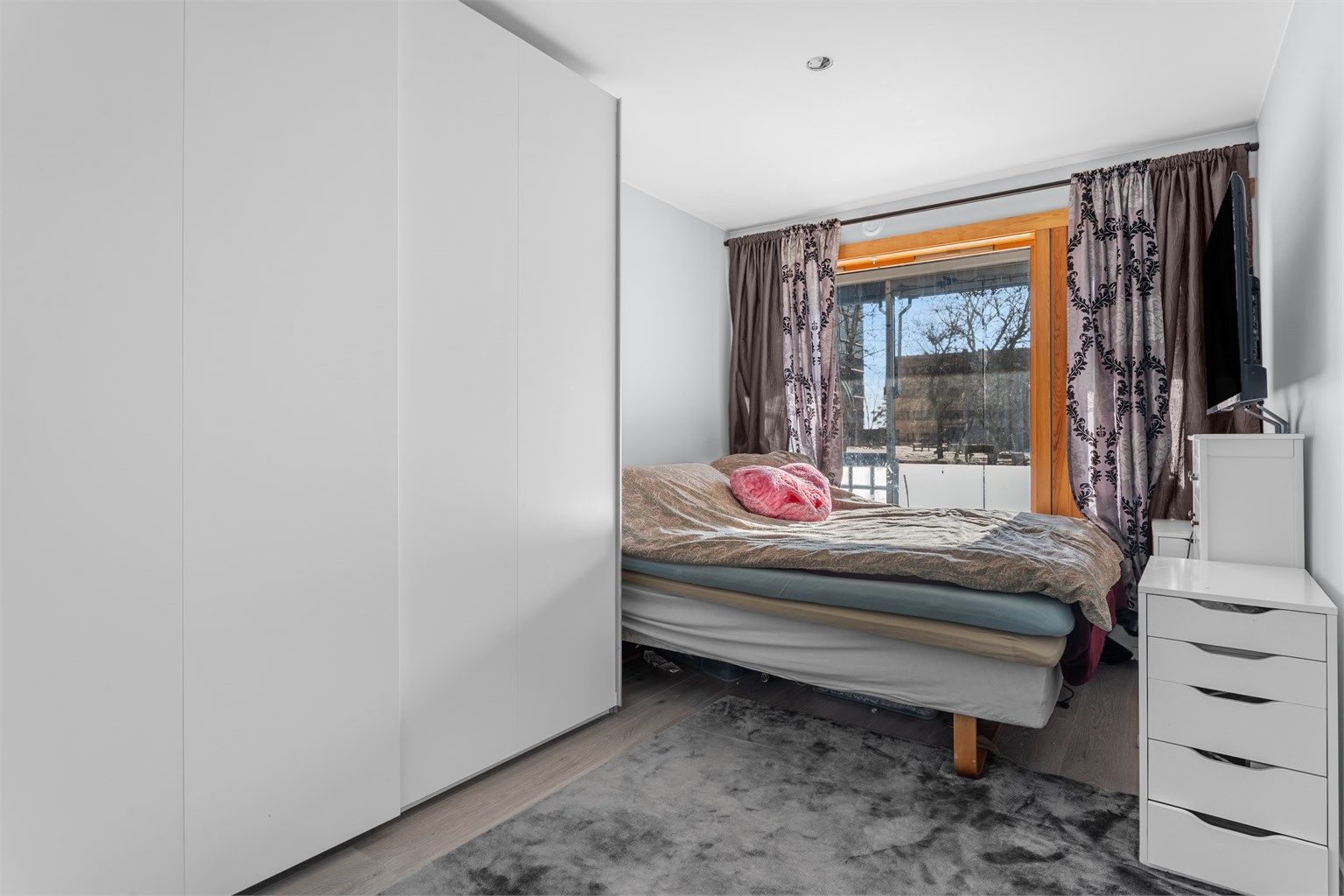 Soverommet har plass til dobbeltseng og har store vinduer