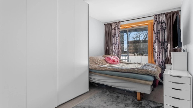 Soverommet har plass til dobbeltseng og har store vinduer