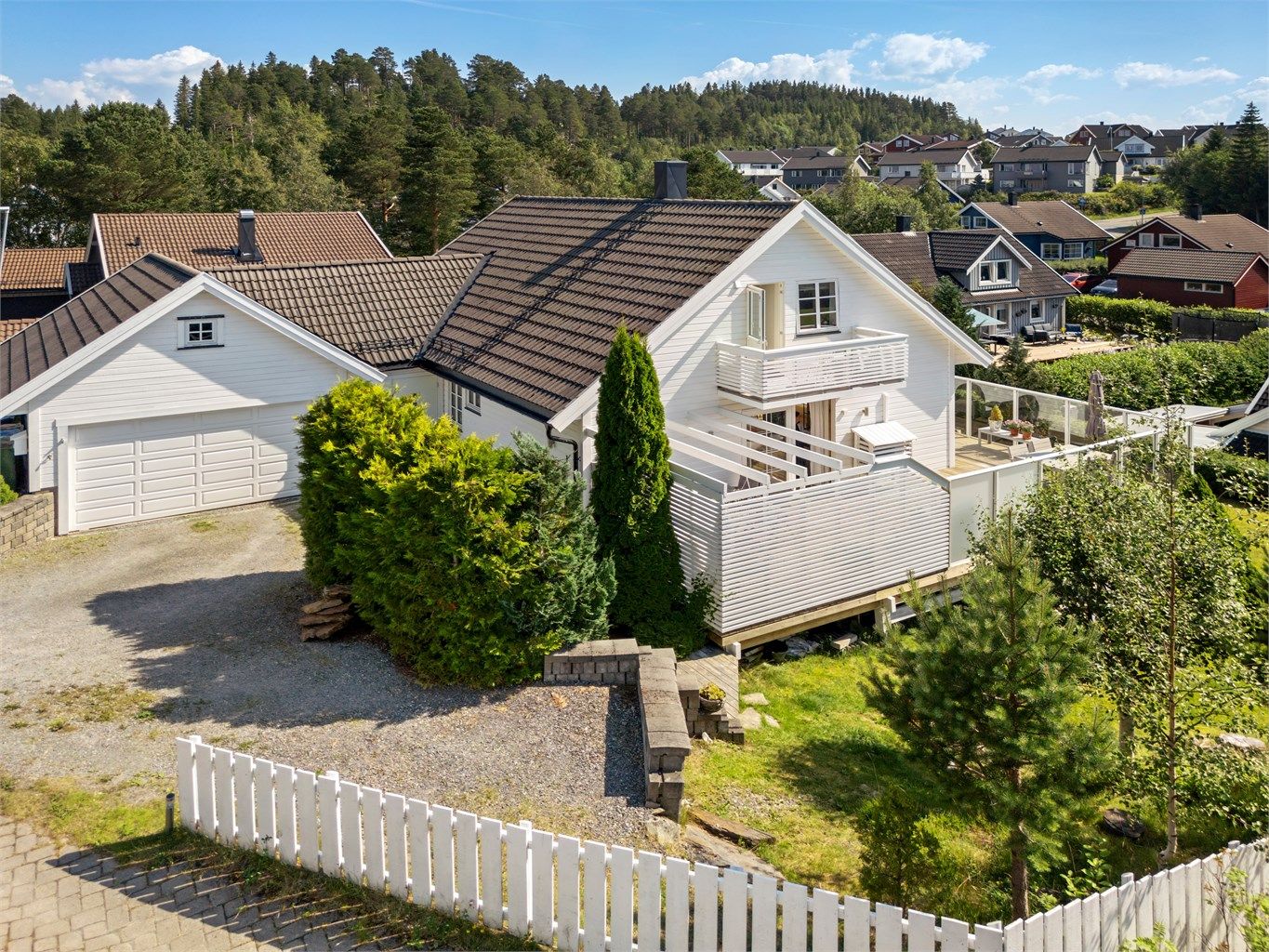 Eiendommen ligger i et attraktivt og familievennlig boligområde i Hommelvik. Her bor du i rolige omgivelser med gangavstand til både Vidhaugen og Sveberg barnehage, samt Sveberg skole (1.–7. trinn). 