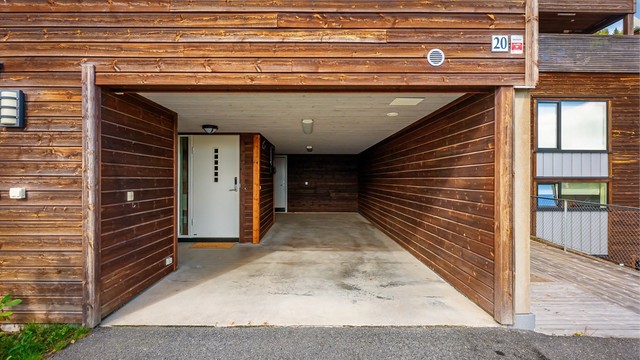 Integrert garasje med direkte inngang til boligens underetasje og boder.