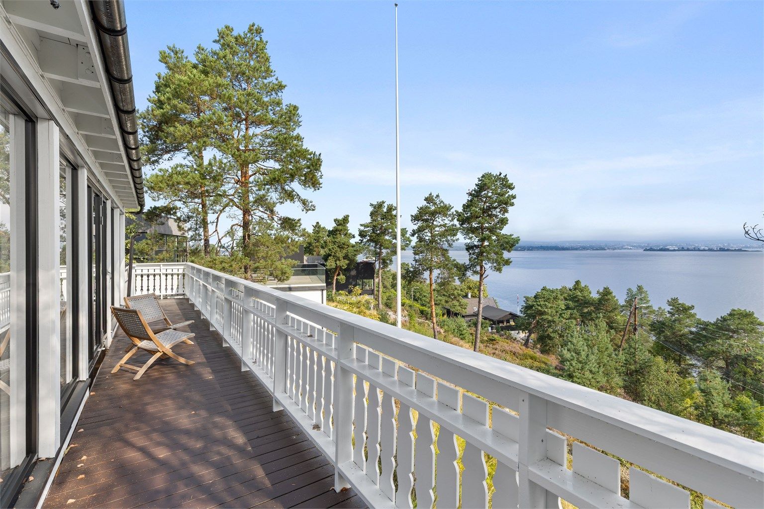 Nyt sjølivet med privat strandtilgang, egen båtplass og til sammen 91 m² med verandaer.