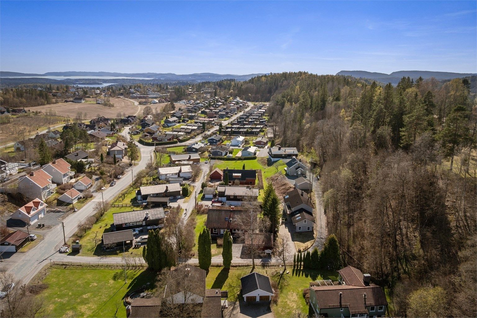 Området består hovedsakelig av eneboliger og har nærhet til både skoler og barnehager.