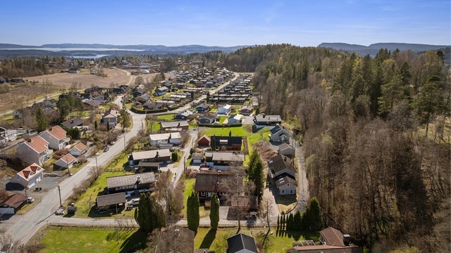 Området består hovedsakelig av eneboliger og har nærhet til både skoler og barnehager.