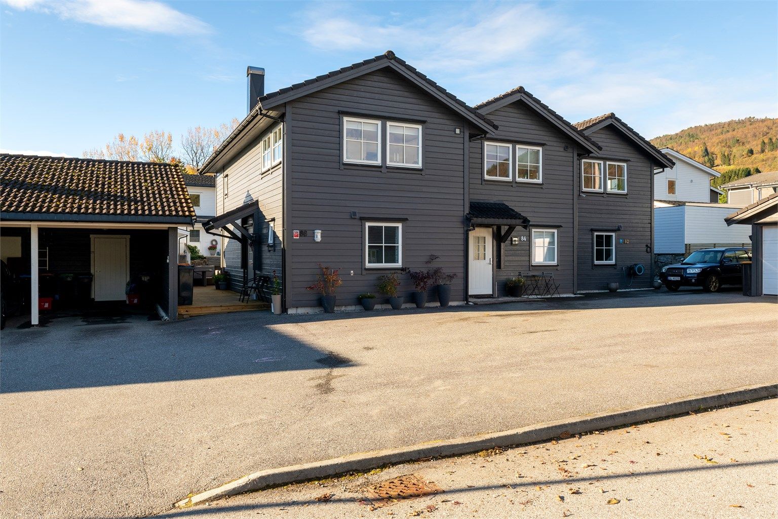 Fasade og inngangsparti mot øst