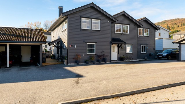 Fasade og inngangsparti mot øst